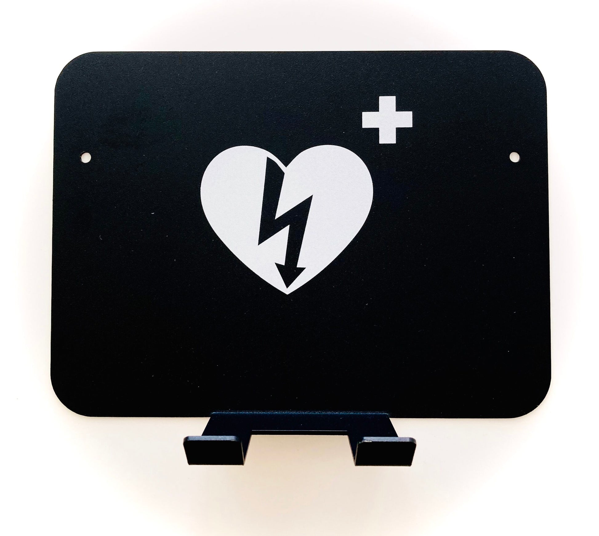 Universal vægbeslag til hjertestartere